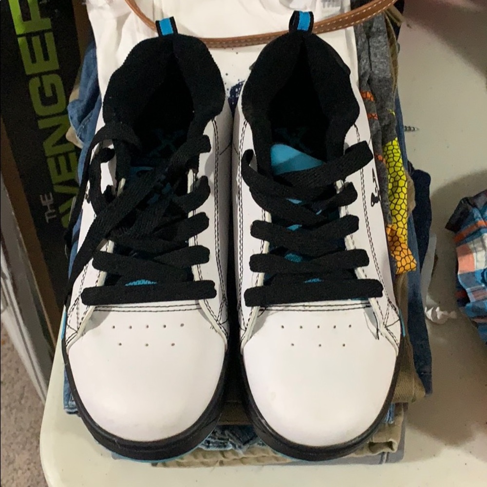 Skate shoes with wheels